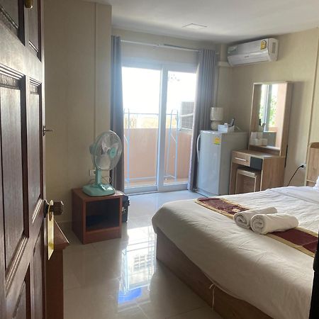 Hug Me Guesthouse Pattaya Esterno foto