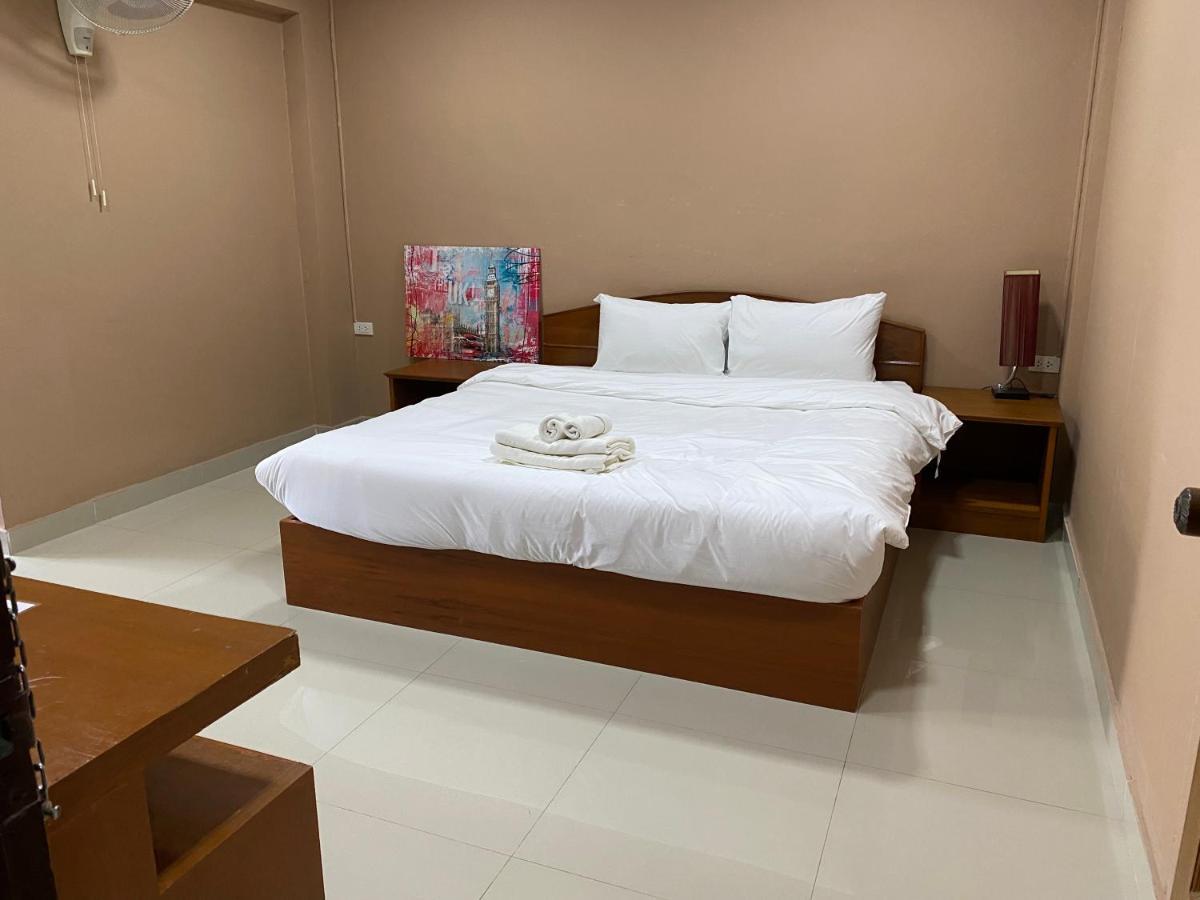 Hug Me Guesthouse Pattaya Esterno foto