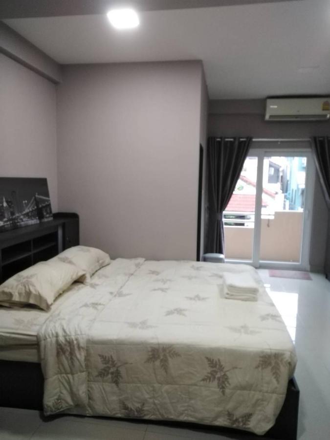 Hug Me Guesthouse Pattaya Esterno foto