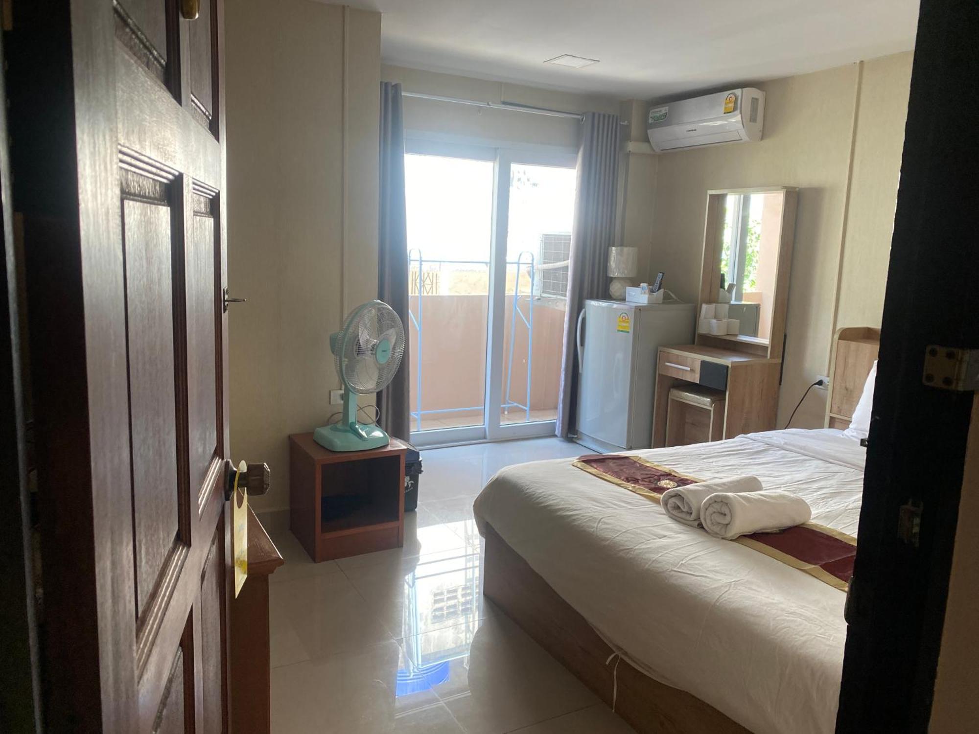 Hug Me Guesthouse Pattaya Esterno foto